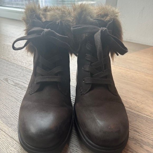 COPY - UGG Faux Fur Snow Boots - Worn Once - Size 9 - Picture 2 of 6